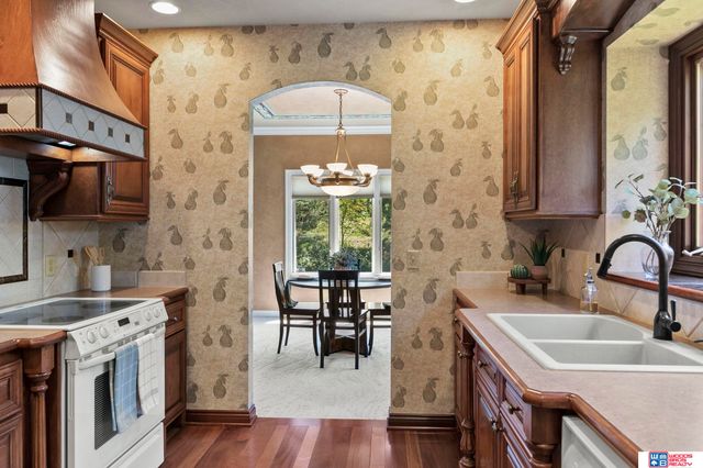 6142 Old Farm Court, Lincoln, NE 68512