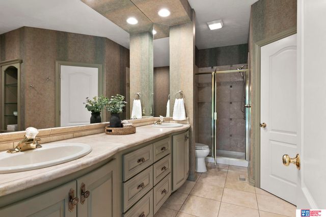 6142 Old Farm Court, Lincoln, NE 68512