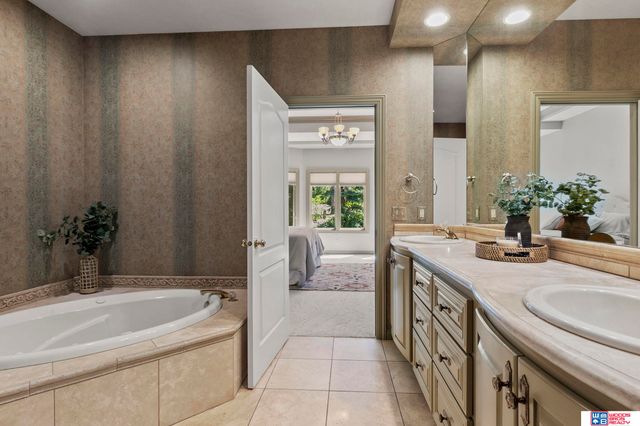 6142 Old Farm Court, Lincoln, NE 68512
