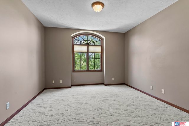 6142 Old Farm Court, Lincoln, NE 68512