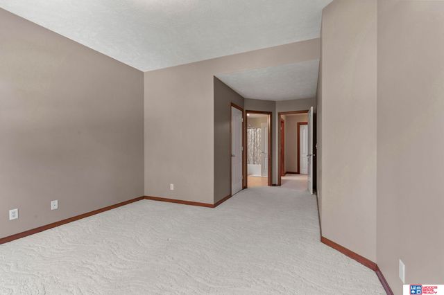 6142 Old Farm Court, Lincoln, NE 68512