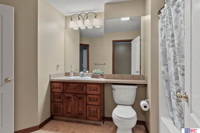 6142 Old Farm Court, Lincoln, NE 68512