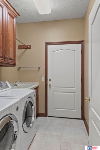 6142 Old Farm Court, Lincoln, NE 68512