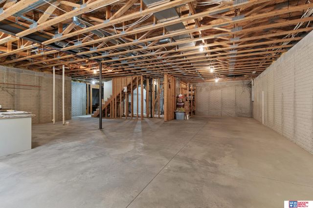 6142 Old Farm Court, Lincoln, NE 68512