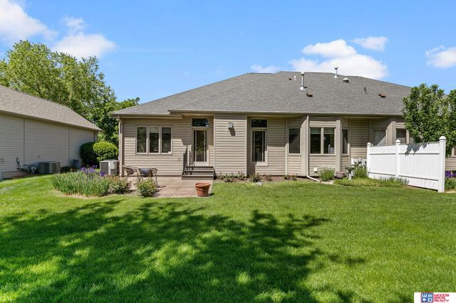 6142 Old Farm Court, Lincoln, NE 68512
