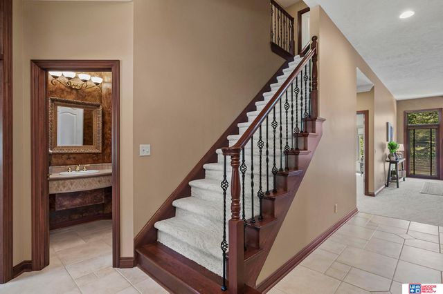 6142 Old Farm Court, Lincoln, NE 68512