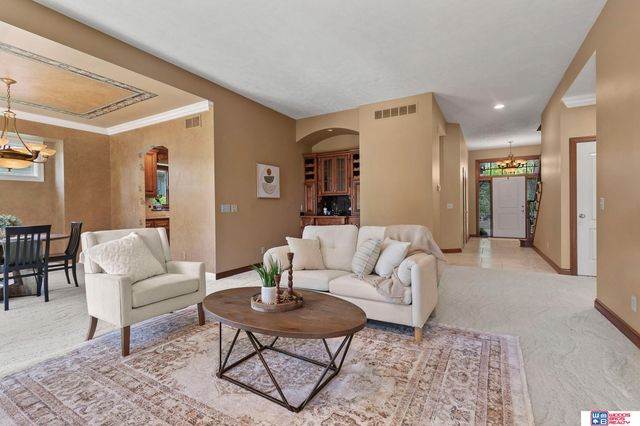 6142 Old Farm Court, Lincoln, NE 68512