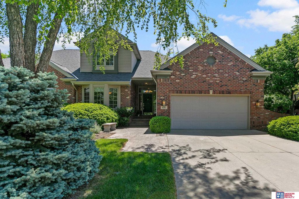 6142 Old Farm Court, Lincoln, NE 68512