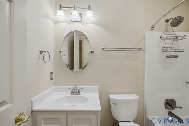 6621 Glebe Point Rd, Chester, VA 23838