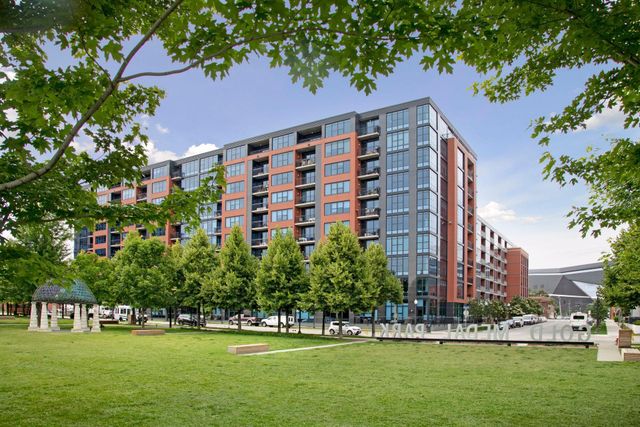 215 10th Avenue S 533, Minneapolis, MN 55415