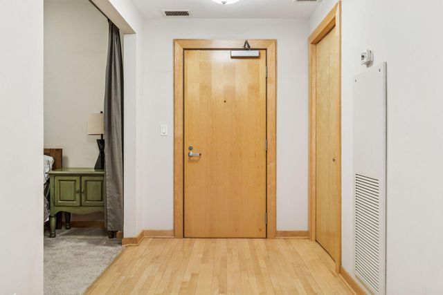 215 10th Avenue S 533, Minneapolis, MN 55415