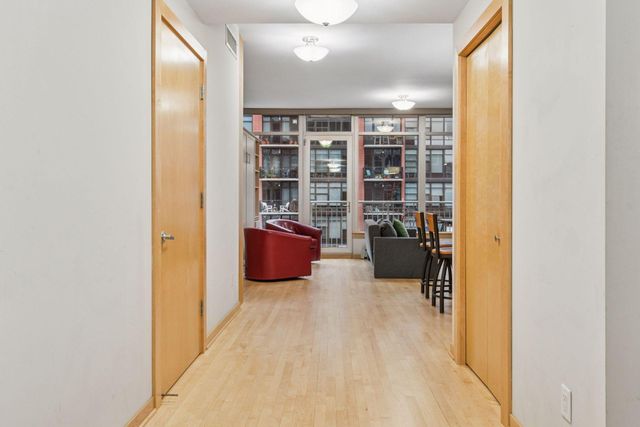 215 10th Avenue S 533, Minneapolis, MN 55415