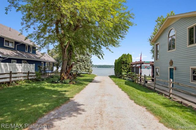 11181 W Ferndale Drive, Manitou Beach, MI 49253