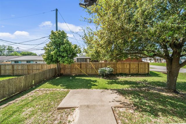3802 Barracuda Lane, La Porte, TX 77571