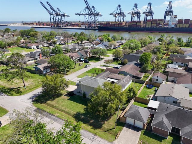 3802 Barracuda Lane, La Porte, TX 77571