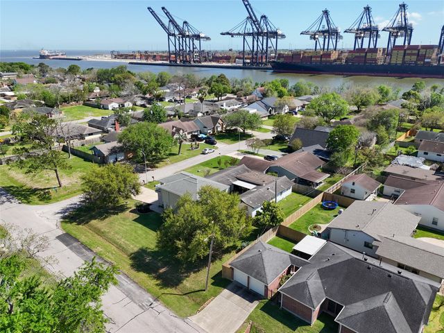 3802 Barracuda Lane, La Porte, TX 77571