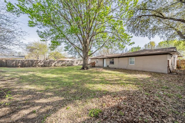 2638 Crestbrook Lane, Grand Prairie, TX 75052