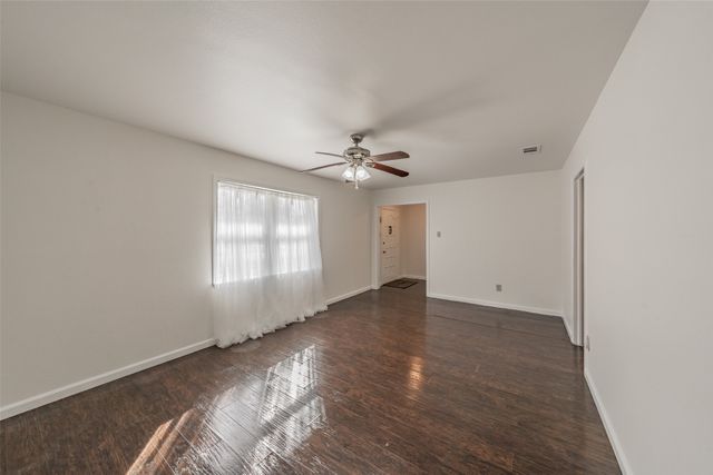 2638 Crestbrook Lane, Grand Prairie, TX 75052