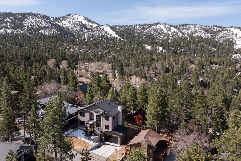 Image 3 of property listing at 43595 Ridge Crest Drive, Big Bear, CA 92315