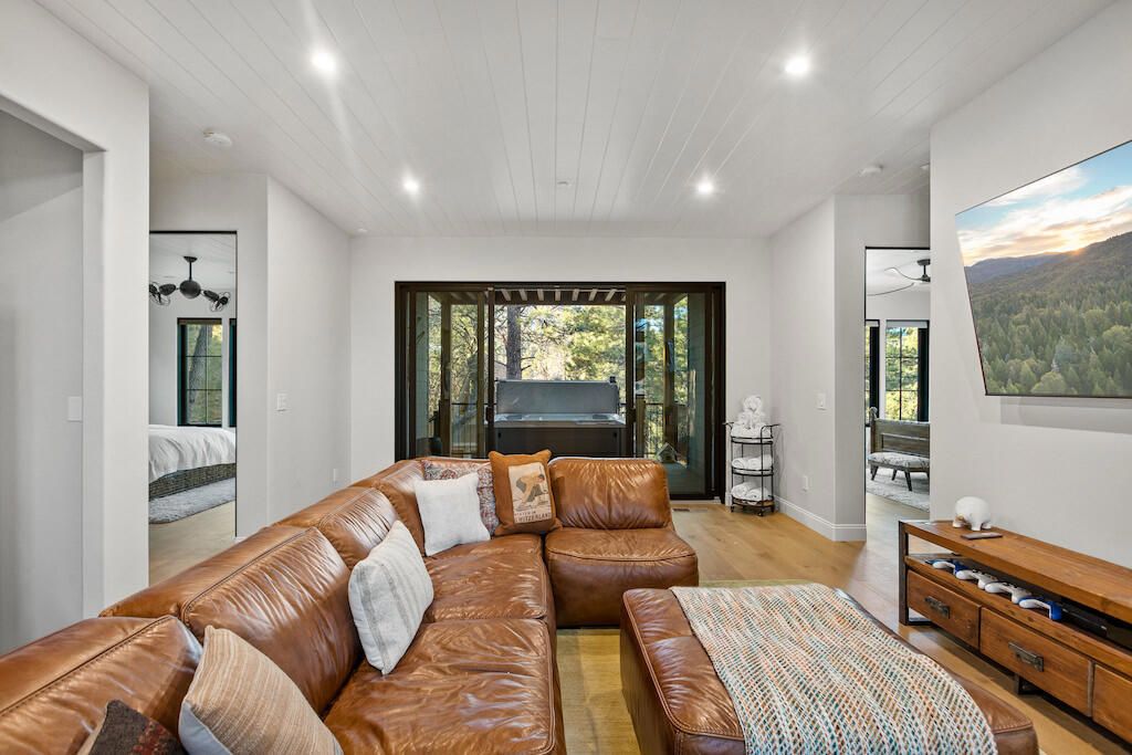 Image 4 of property listing at 43595 Ridge Crest Drive, Big Bear, CA 92315