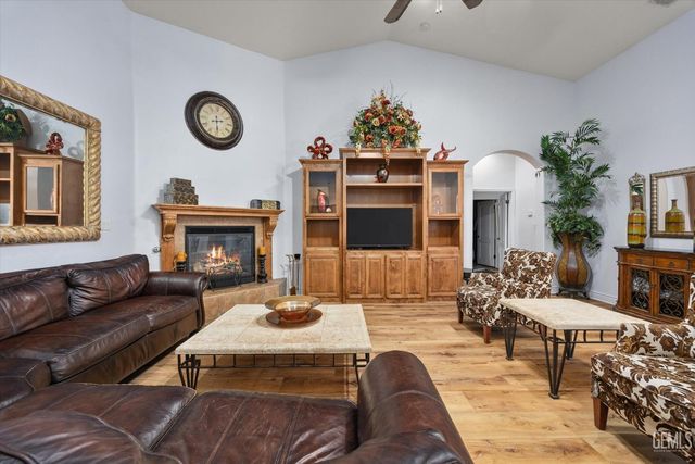 901 Katie Court, Shafter, CA 93263