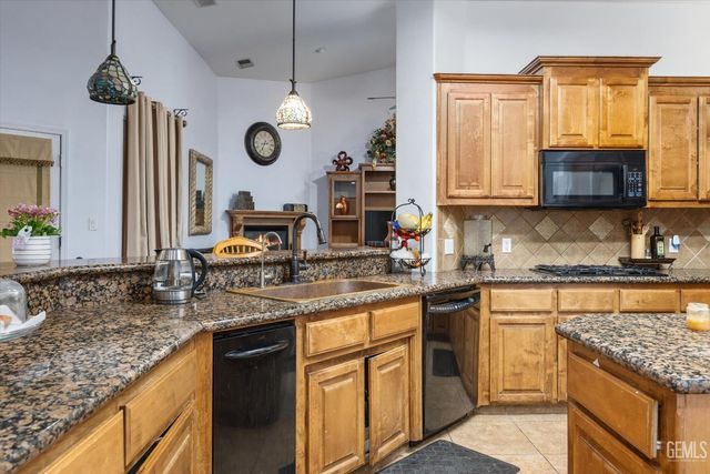 901 Katie Court, Shafter, CA 93263