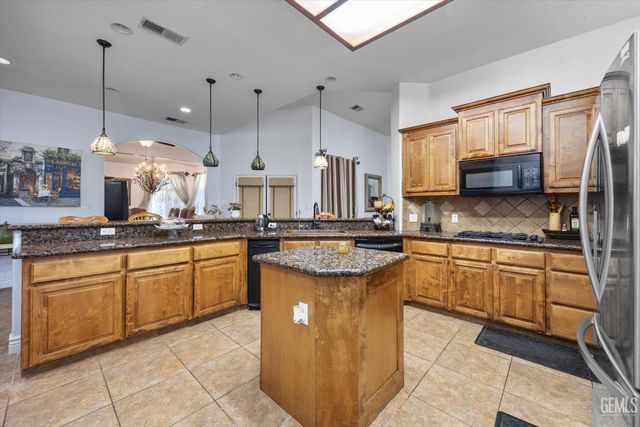 901 Katie Court, Shafter, CA 93263