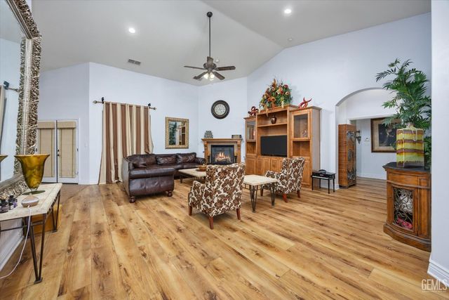 901 Katie Court, Shafter, CA 93263