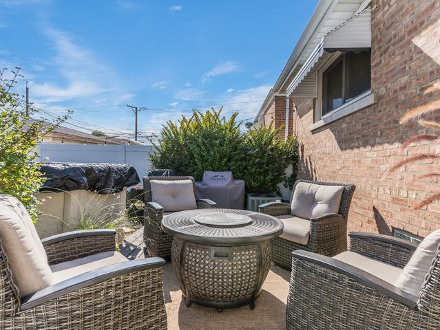 6235 S Rutherford Avenue, Chicago, IL 60638