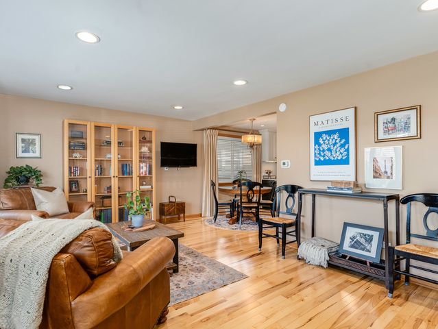 6235 S Rutherford Avenue, Chicago, IL 60638