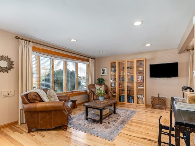 6235 S Rutherford Avenue, Chicago, IL 60638