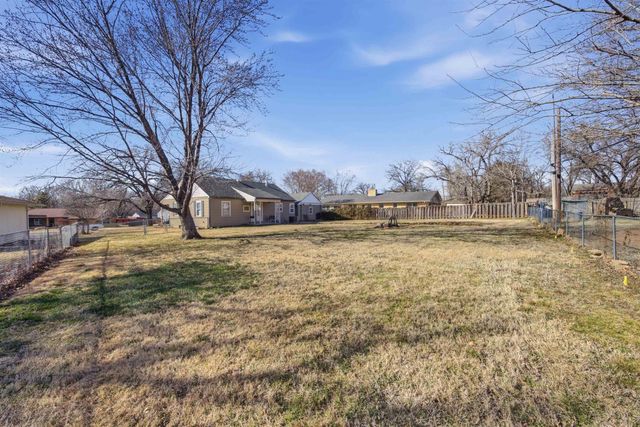 1606 Highland Dr, Augusta, KS 67010