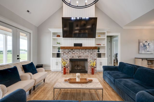 2075 Egypt Rd, Chapel Hill, TN 37034