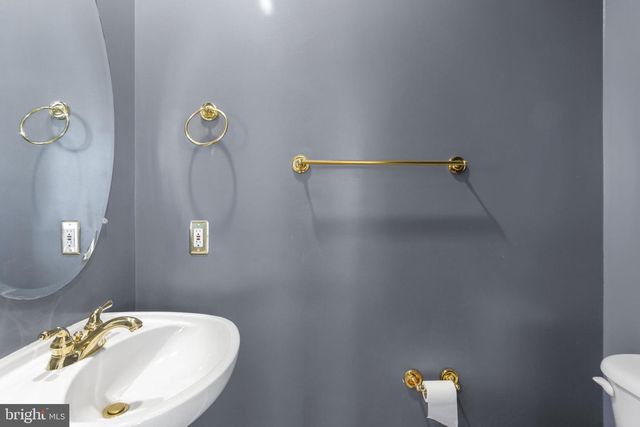 8882 ASHGROVE HOUSE LN, Vienna, VA 22182