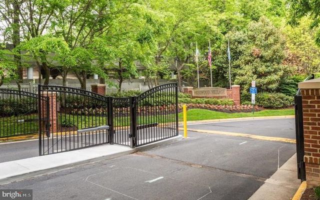 8882 ASHGROVE HOUSE LN, Vienna, VA 22182