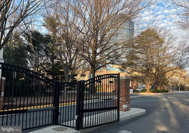 8882 ASHGROVE HOUSE LN, Vienna, VA 22182