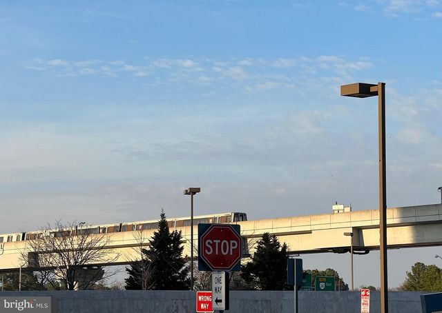 8882 ASHGROVE HOUSE LN, Vienna, VA 22182