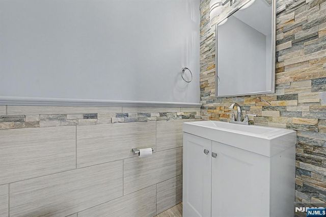4 Michael Court, Hamburg, NJ 07419
