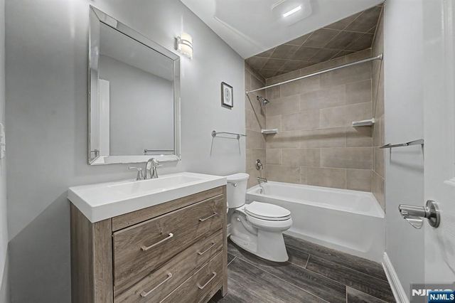 4 Michael Court, Hamburg, NJ 07419
