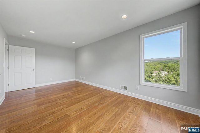 4 Michael Court, Hamburg, NJ 07419