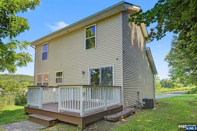 4 Michael Court, Hamburg, NJ 07419