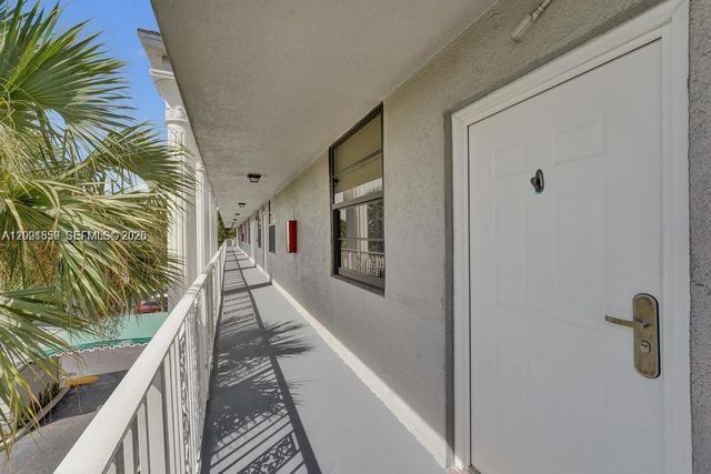 1502 Whitehall Dr 305, Davie, FL 33324