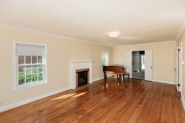 2010 44th Street, Des Moines, IA 50310