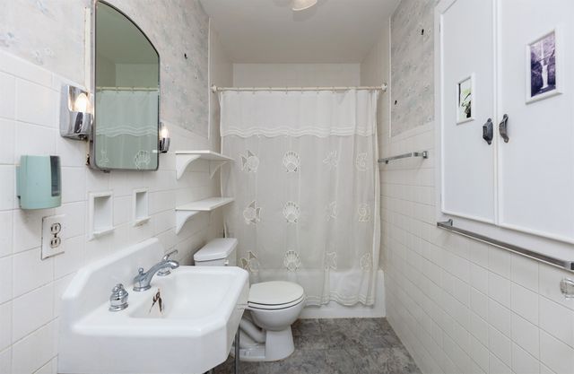 2010 44th Street, Des Moines, IA 50310