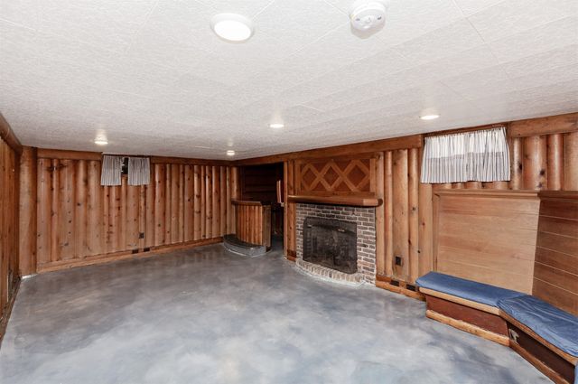 2010 44th Street, Des Moines, IA 50310