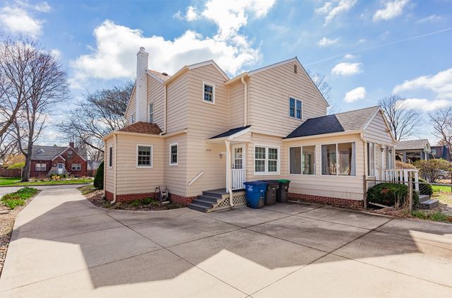 2010 44th Street, Des Moines, IA 50310