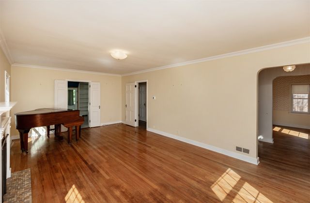 2010 44th Street, Des Moines, IA 50310