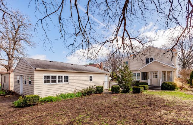 2010 44th Street, Des Moines, IA 50310