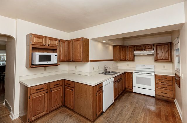 2010 44th Street, Des Moines, IA 50310