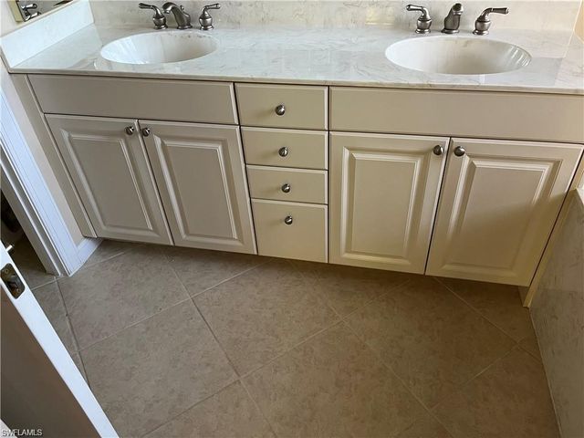 15501 Cadiz LN, Naples, FL 34110